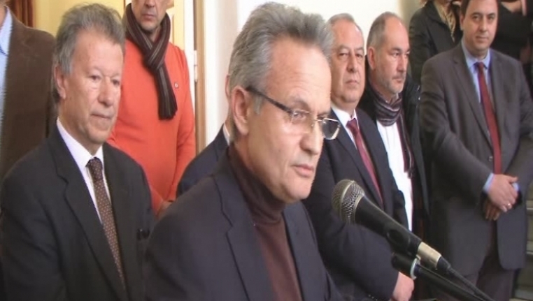 &Omicron; &Sigma;ύ&lambda;&lambda;&omicron;&gamma;&omicron;&sigmaf; &Epsilon;&rho;&gamma;&alpha;&zeta;&omicron;&mu;έ&nu;&omega;&nu; &tau;&eta;&sigmaf; &Pi;.&Epsilon;. &Kappa;&omicron;&rho;&iota;&nu;&theta;ί&alpha;&sigmaf; &beta;&rho;ά&beta;&epsilon;&upsilon;&sigma;&epsilon; &tau;&alpha; &pi;&alpha;&iota;&delta;&iota;ά &tau;&omega;&nu; &epsilon;&rho;&gamma;&alpha;&zeta;&omicron;&mu;έ&nu;&omega;&nu; (video - &phi;ώ&tau;&omicron;)